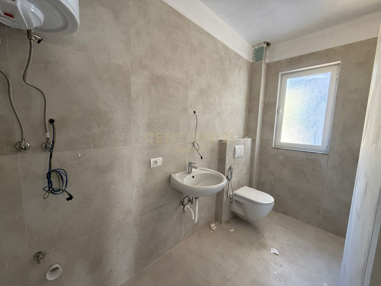 SARANDË, SHESIM APARTAMENT 2+1 NË PORTIN E LIMIONIT