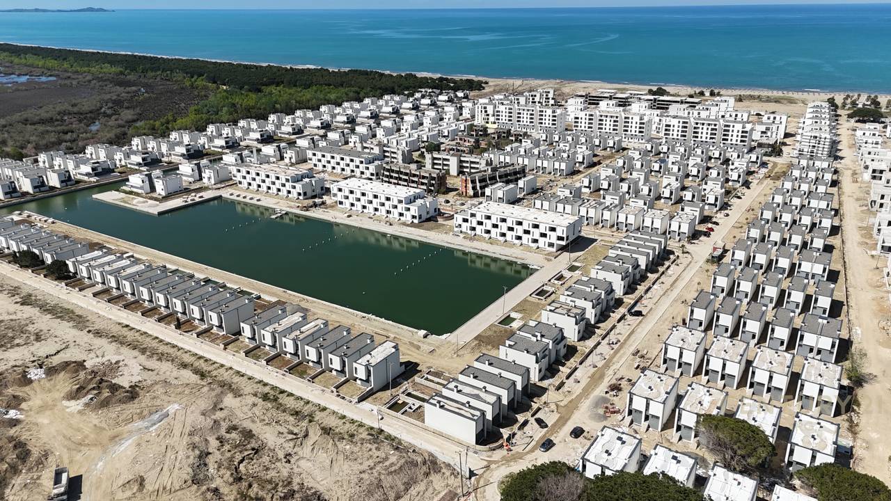 Apartament me oborr ne Rezidencen Turquoise Marina!