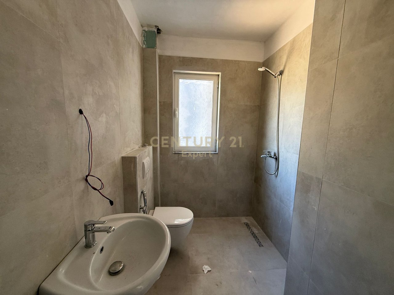 SARANDË, SHESIM APARTAMENT 2+1 NË PORTIN E LIMIONIT