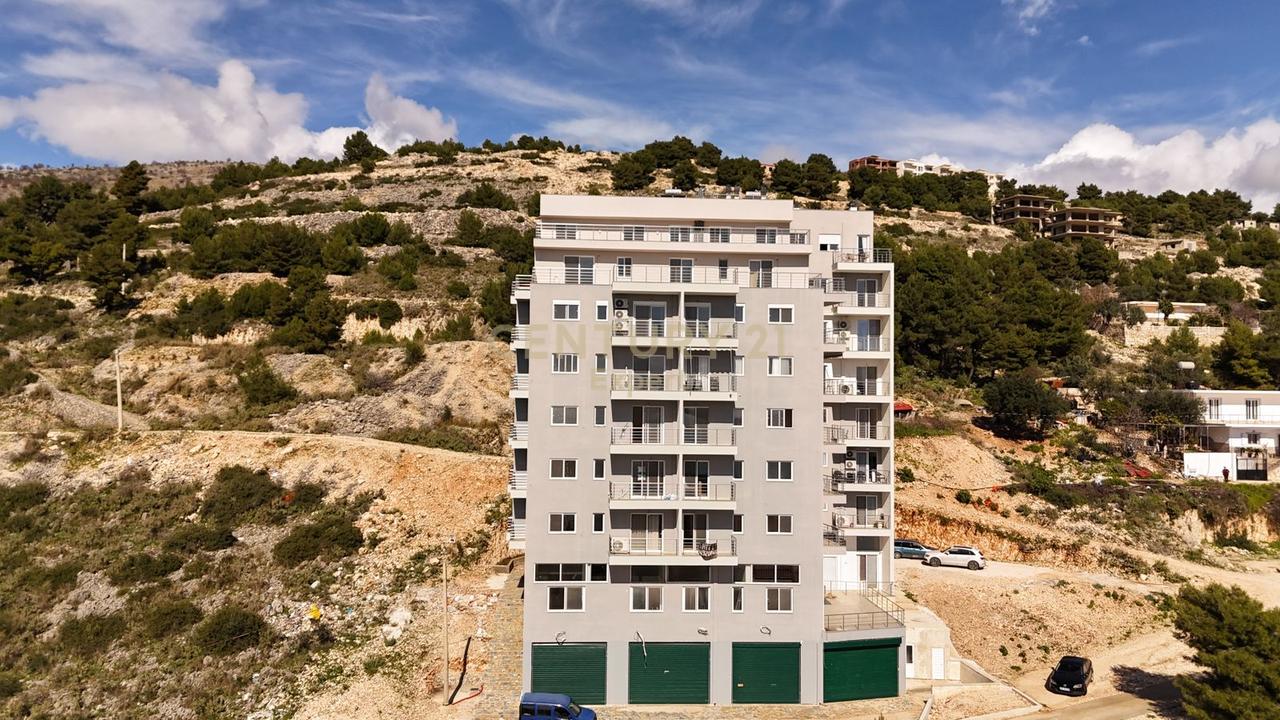 SARANDË, SHESIM APARTAMENT 2+1+2 + VERANDE  NË PORTIN E LIMIONIT