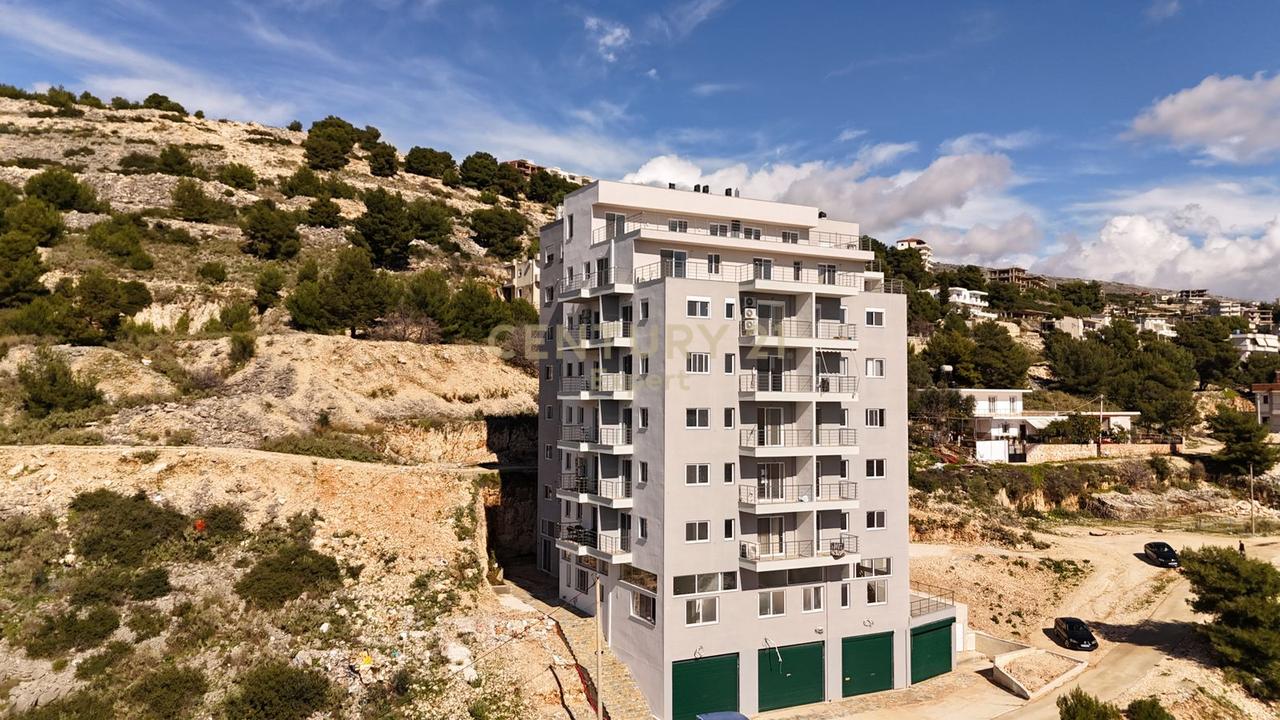 SARANDË, SHESIM APARTAMENT 2+1+2 + VERANDE  NË PORTIN E LIMIONIT