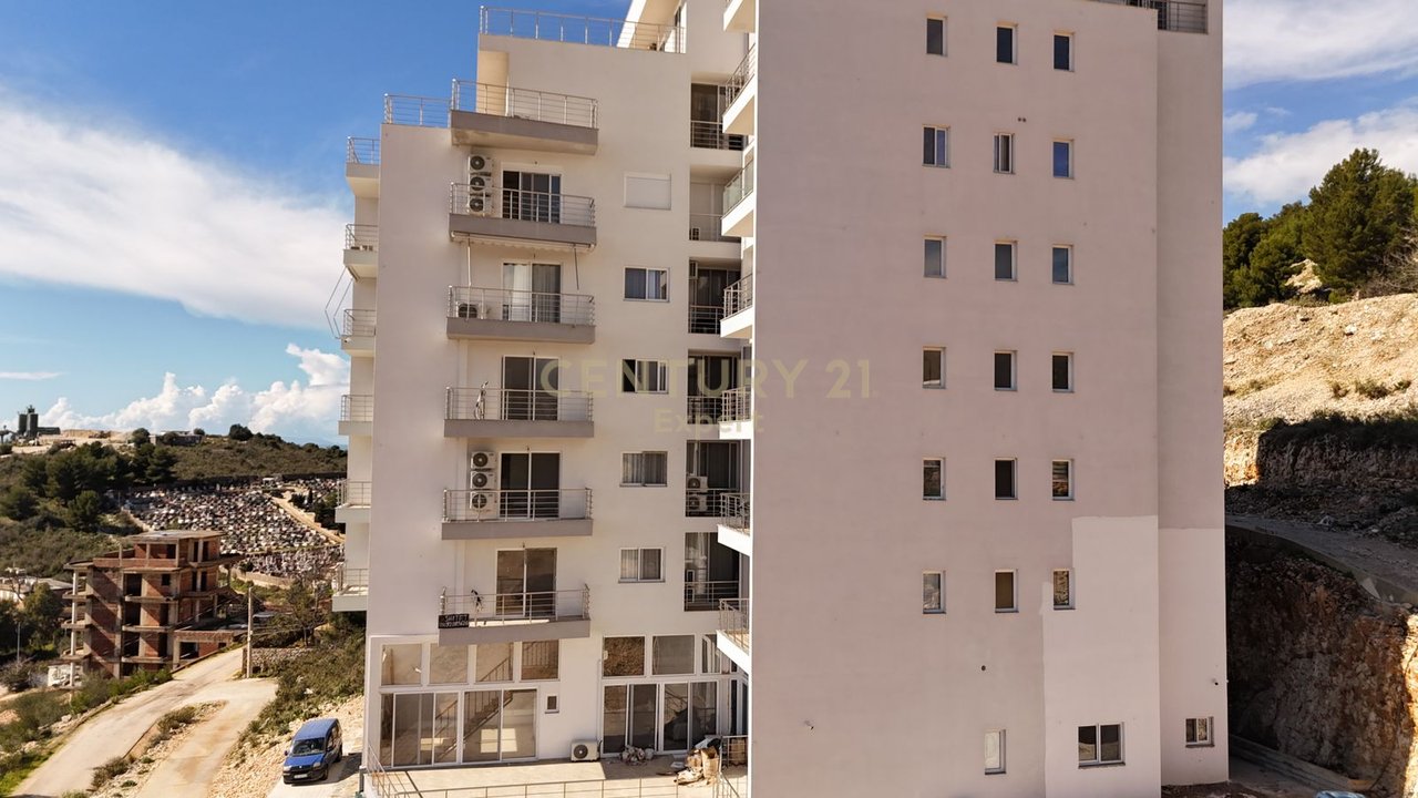 SARANDË, SHESIM APARTAMENT 2+1+2 + VERANDE  NË PORTIN E LIMIONIT