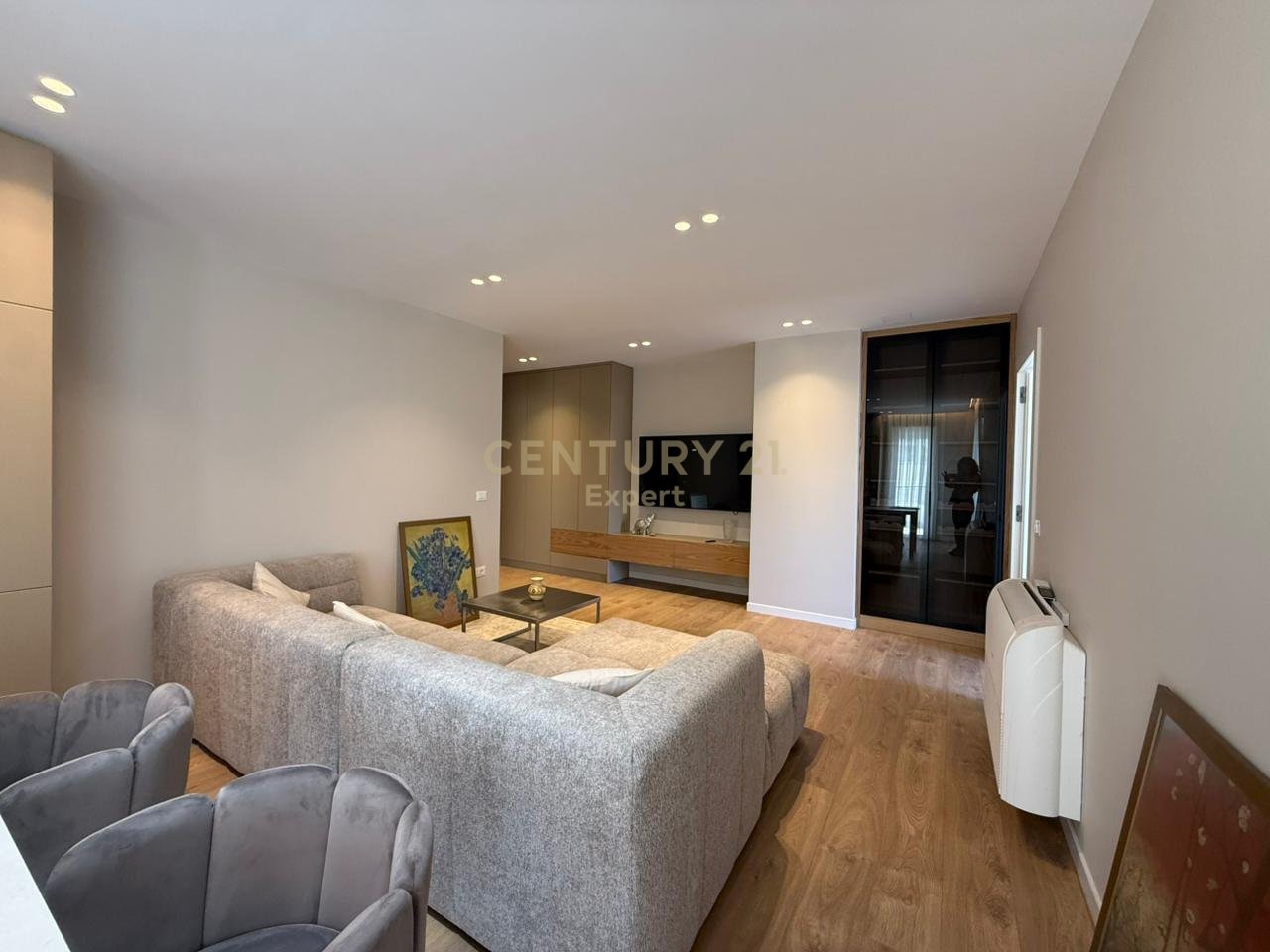 JAPIM ME QIRA 2+1+POST PARKIMI TE DONIKA CENTER