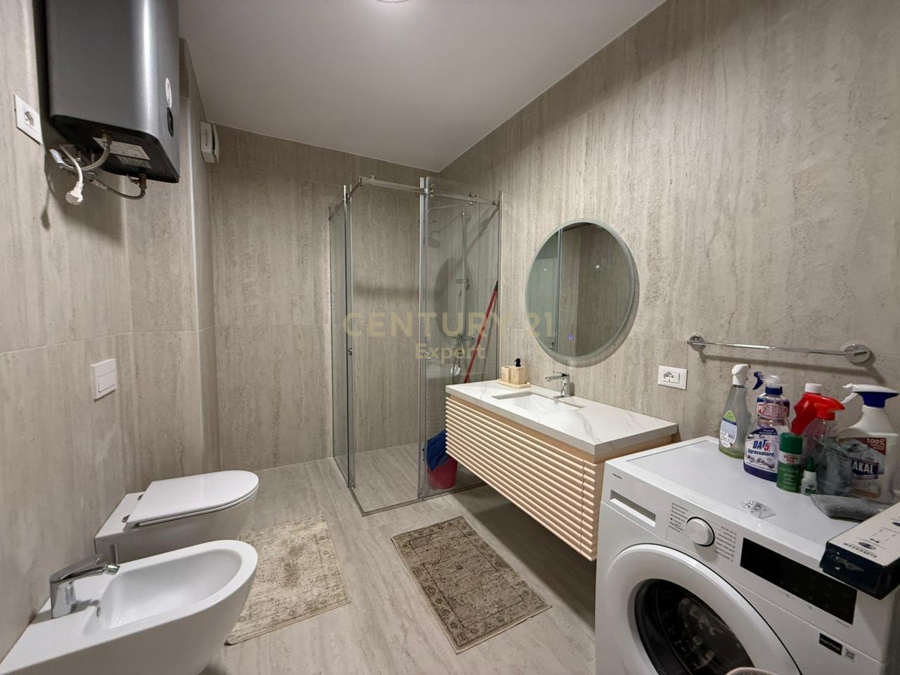 JAPIM ME QIRA 2+1+POST PARKIMI TE DONIKA CENTER