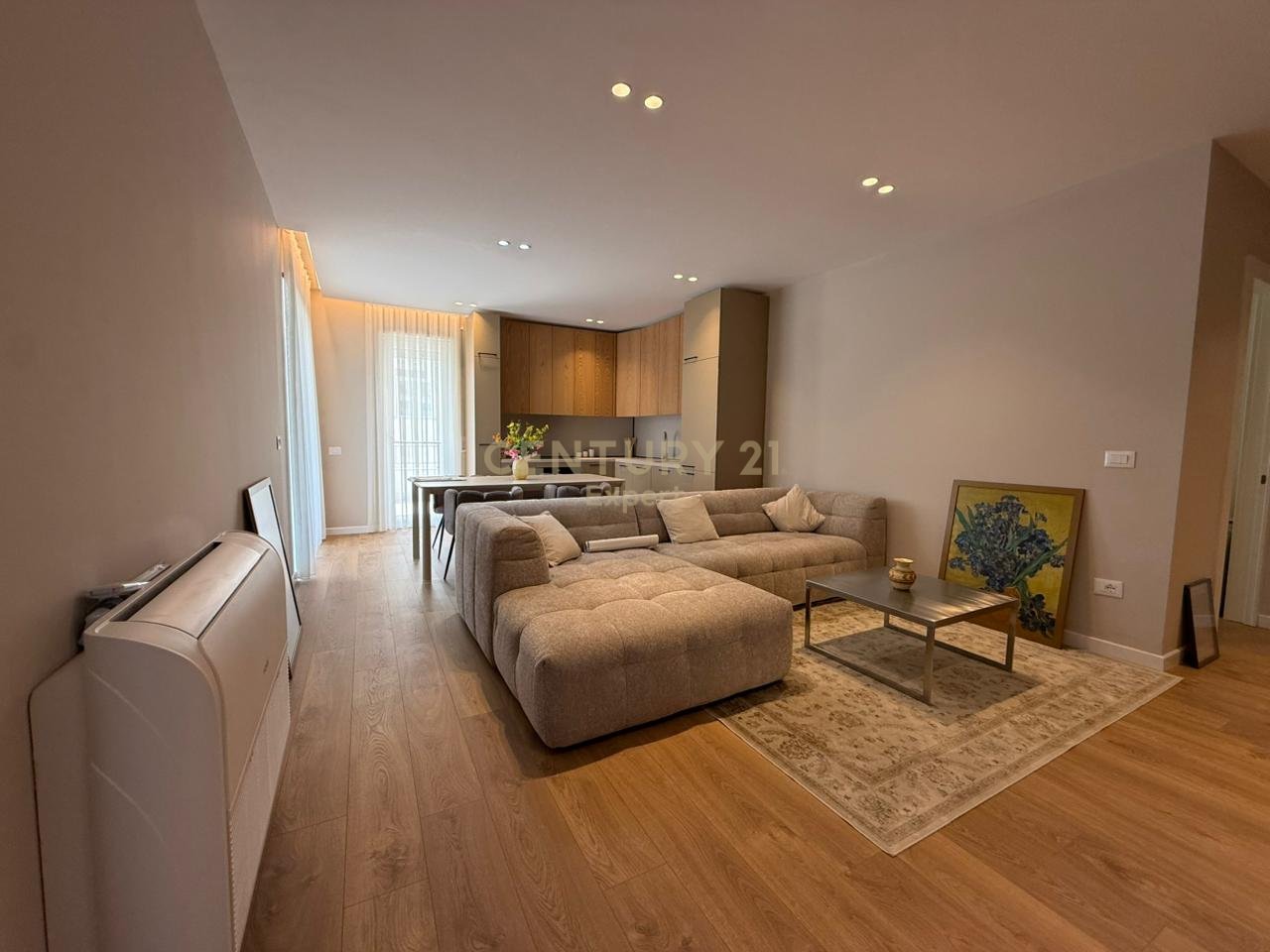 JAPIM ME QIRA 2+1+POST PARKIMI TE DONIKA CENTER