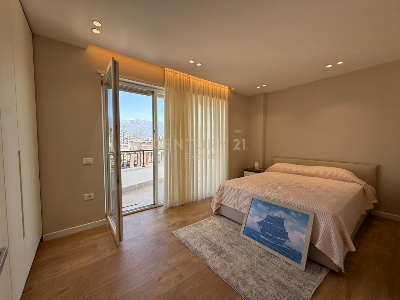 JAPIM ME QIRA 2+1+POST PARKIMI TE DONIKA CENTER