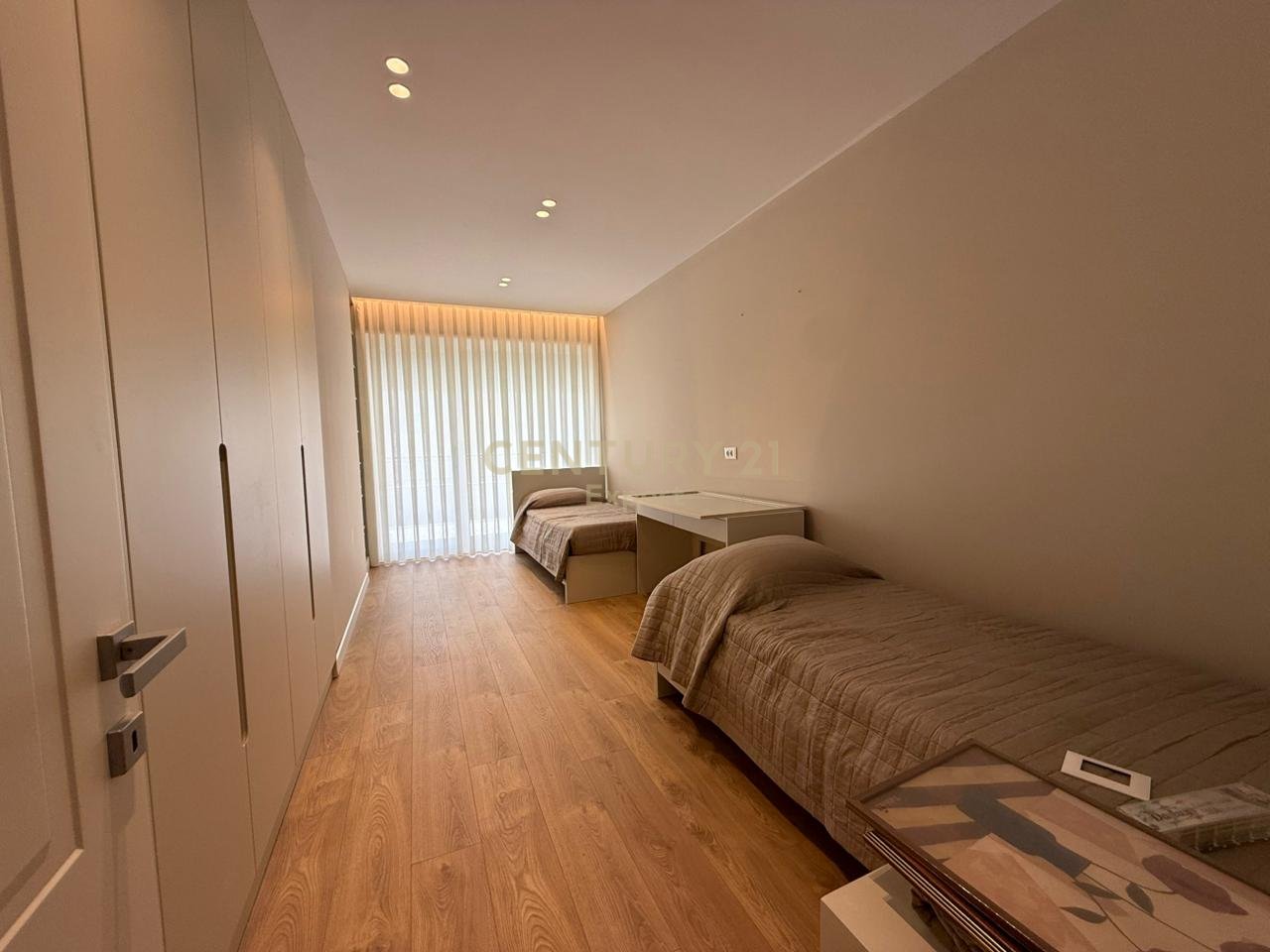 JAPIM ME QIRA 2+1+POST PARKIMI TE DONIKA CENTER