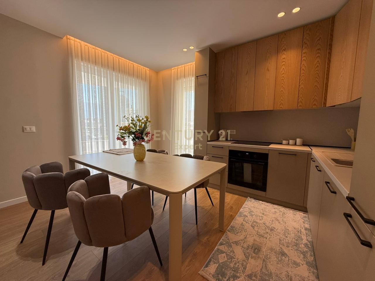 JAPIM ME QIRA 2+1+POST PARKIMI TE DONIKA CENTER