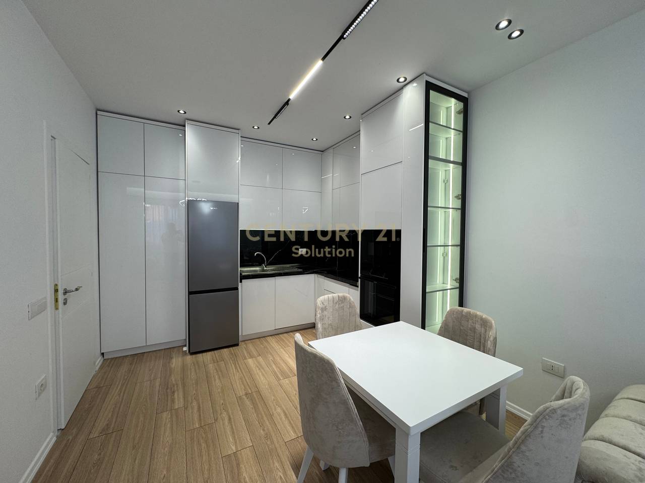 JAPIM ME QIRA 1+1 + PARKING TE URBAN GATE !