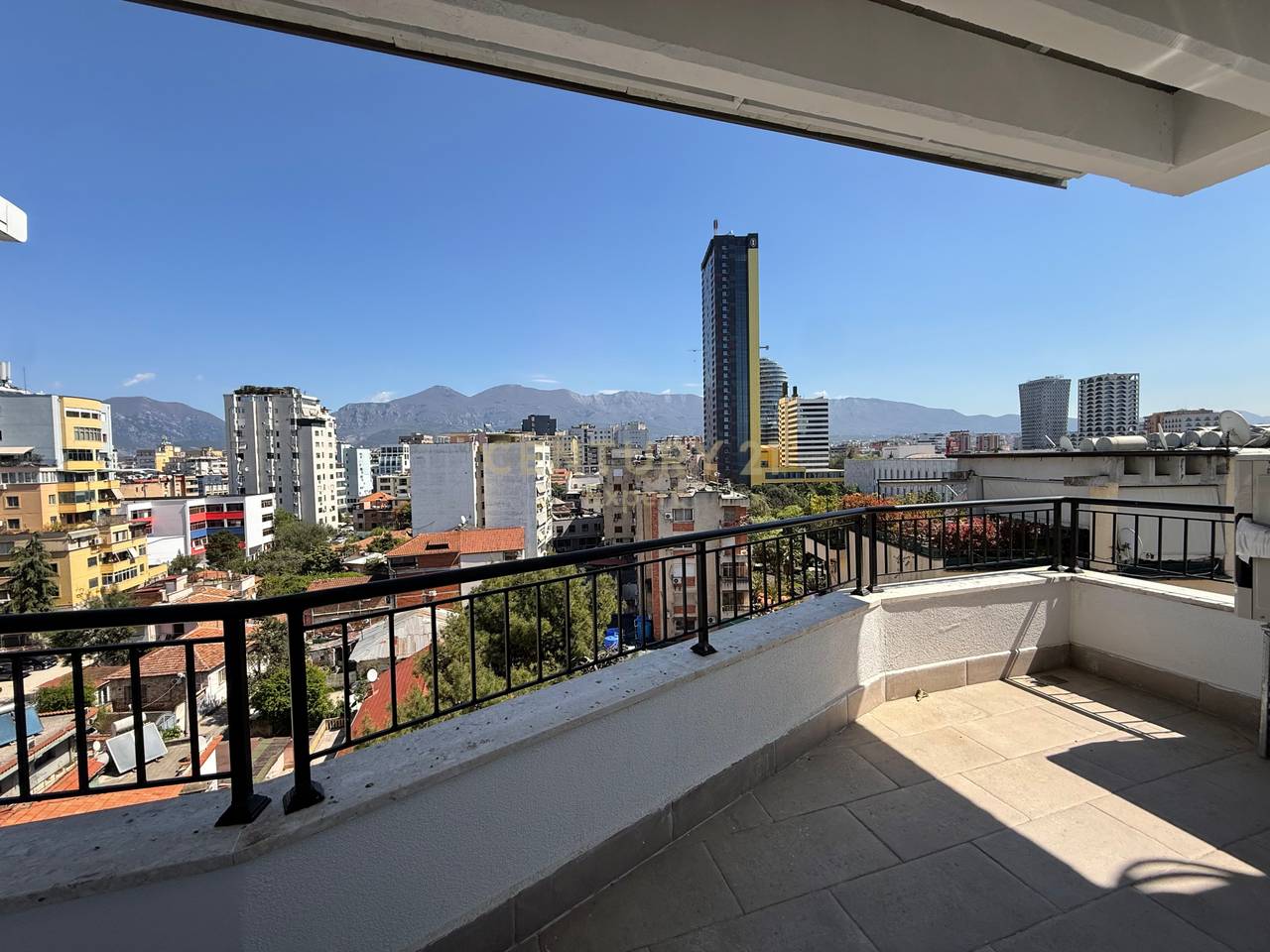 JAPIM ME QIRA 2+1+POST PARKIMI TE DONIKA CENTER