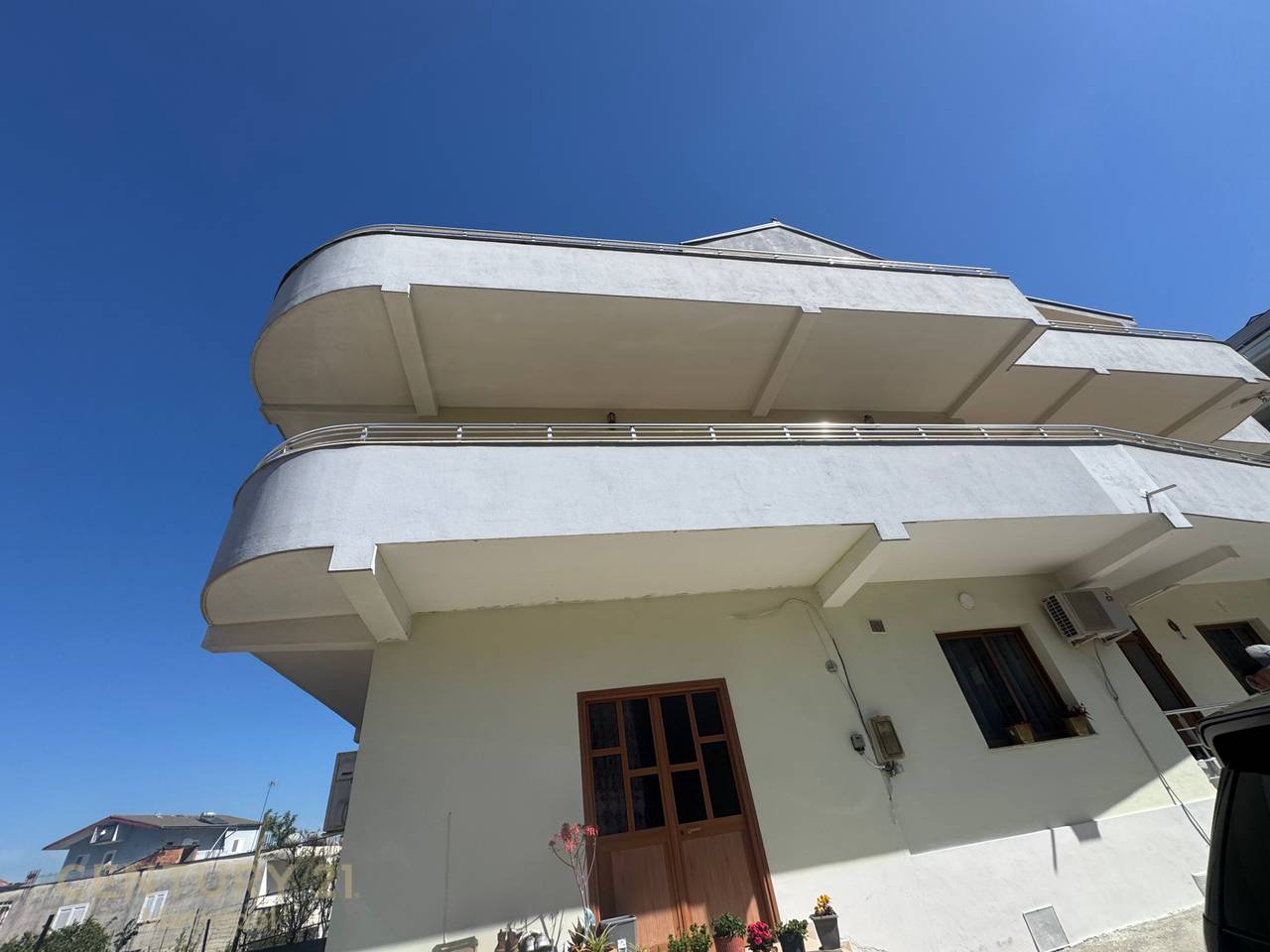 JAPIM ME QIRA APARTAMENT 1+1 NE KATIN 1 TE NJE VILE 3 KATESHE PRANE VILAVE GJERMANE!