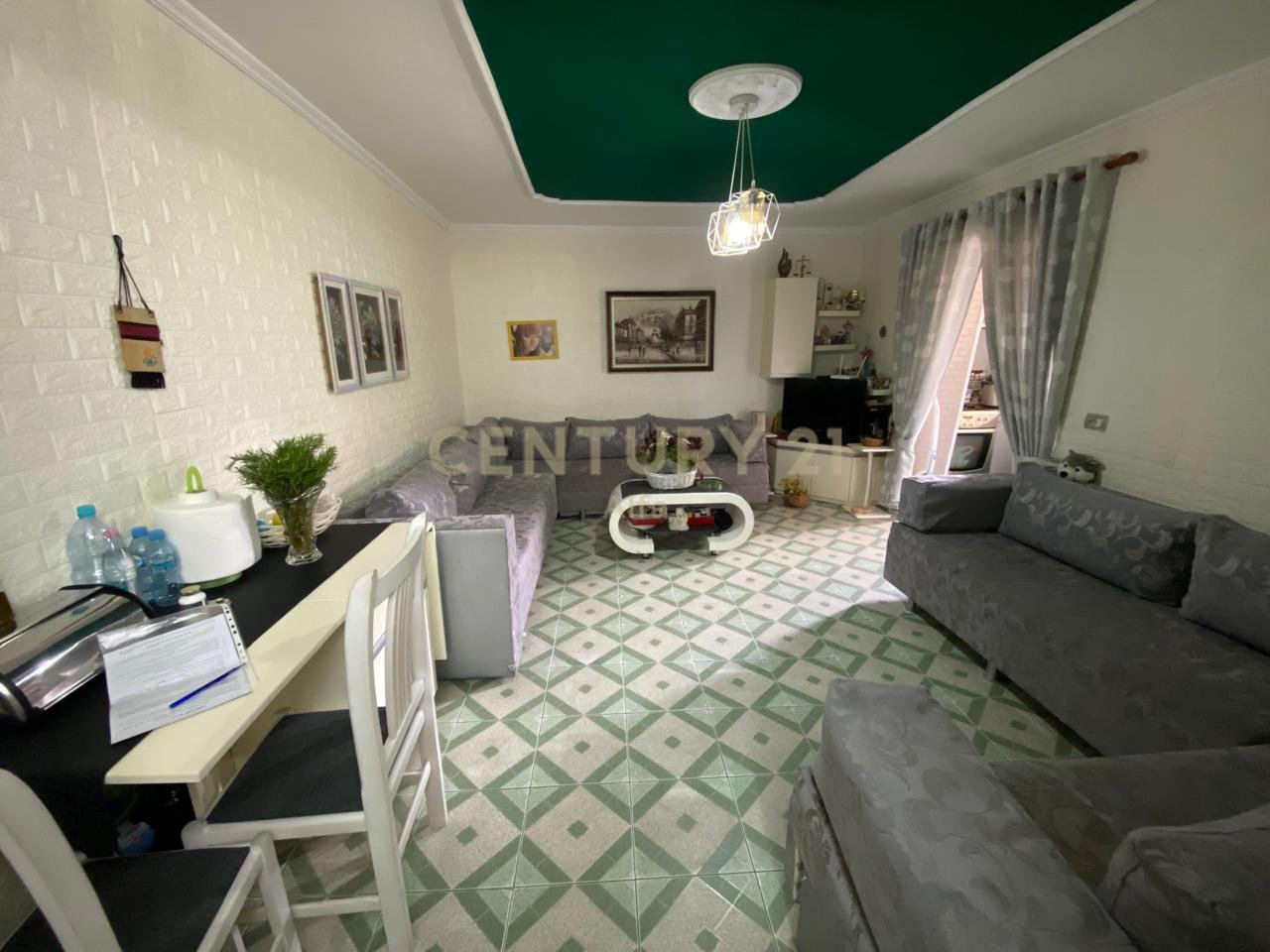 Shitet apartament 1+1 tek Selvia, pranë shkollës “Siri Kodra”!