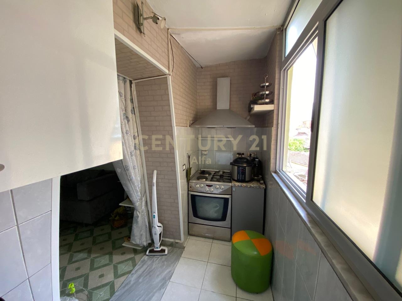 Shitet apartament 1+1 tek Selvia, pranë shkollës “Siri Kodra”!