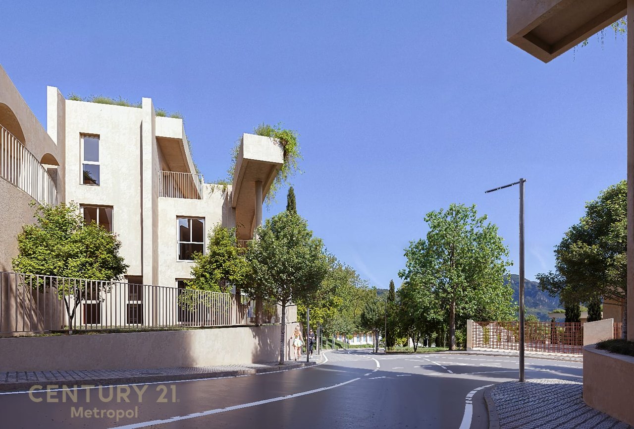 LIVE NEAR FARKA LAKE IN THE "FARKA HILLS" RESIDENCE!