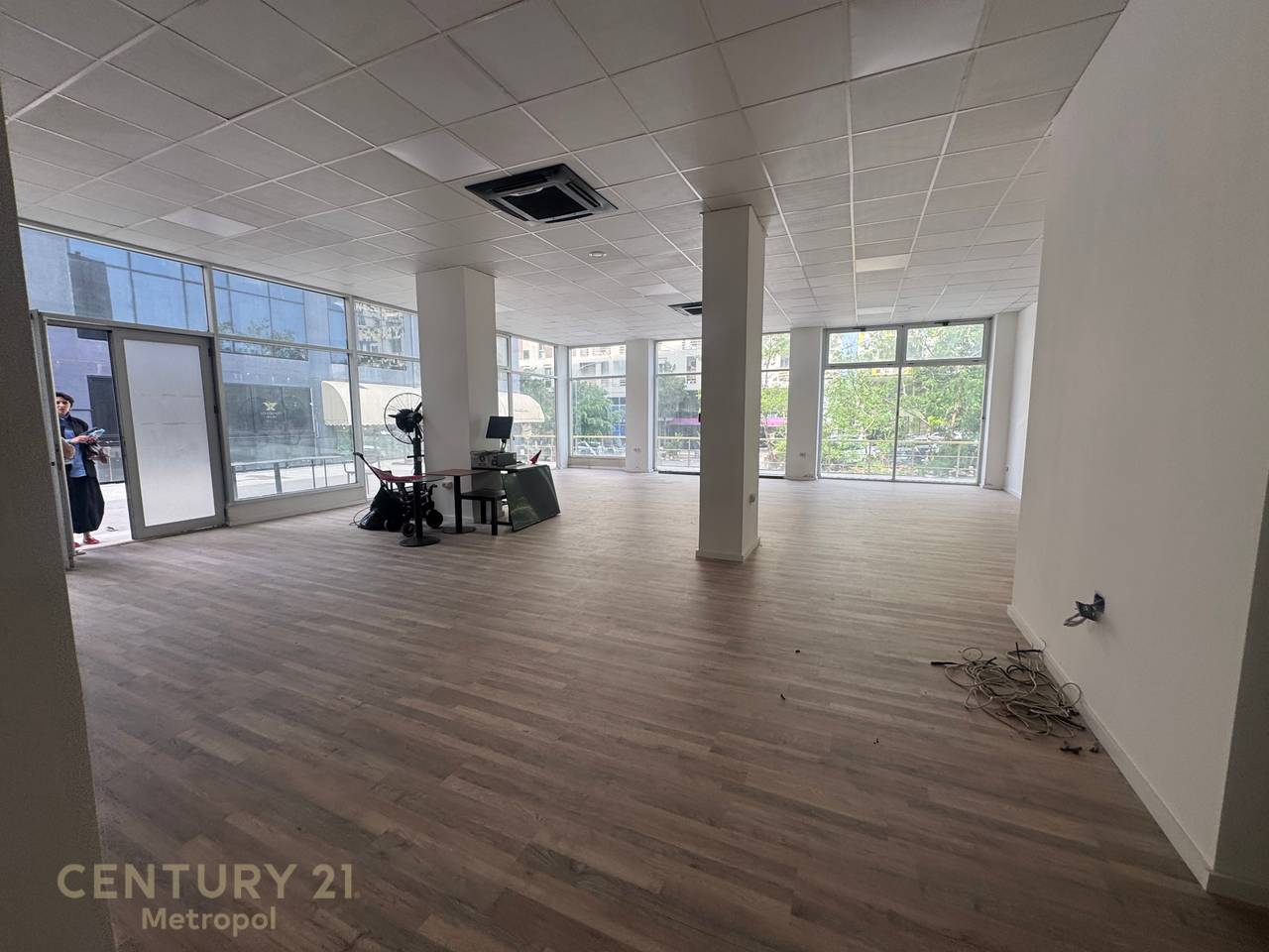 AMBIENT PER QIRA , ISH STACIONI TRENIT!