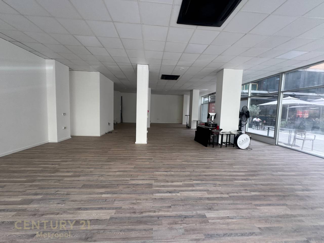 AMBIENT PER QIRA , ISH STACIONI TRENIT!