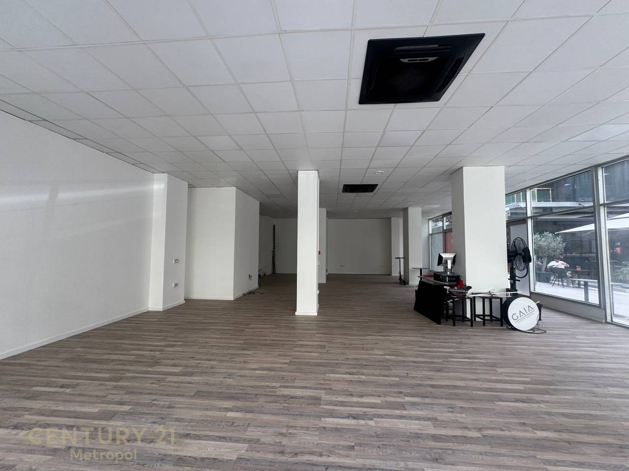 AMBIENT PER QIRA , ISH STACIONI TRENIT!