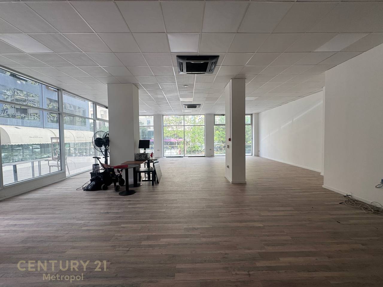 AMBIENT PER QIRA , ISH STACIONI TRENIT!