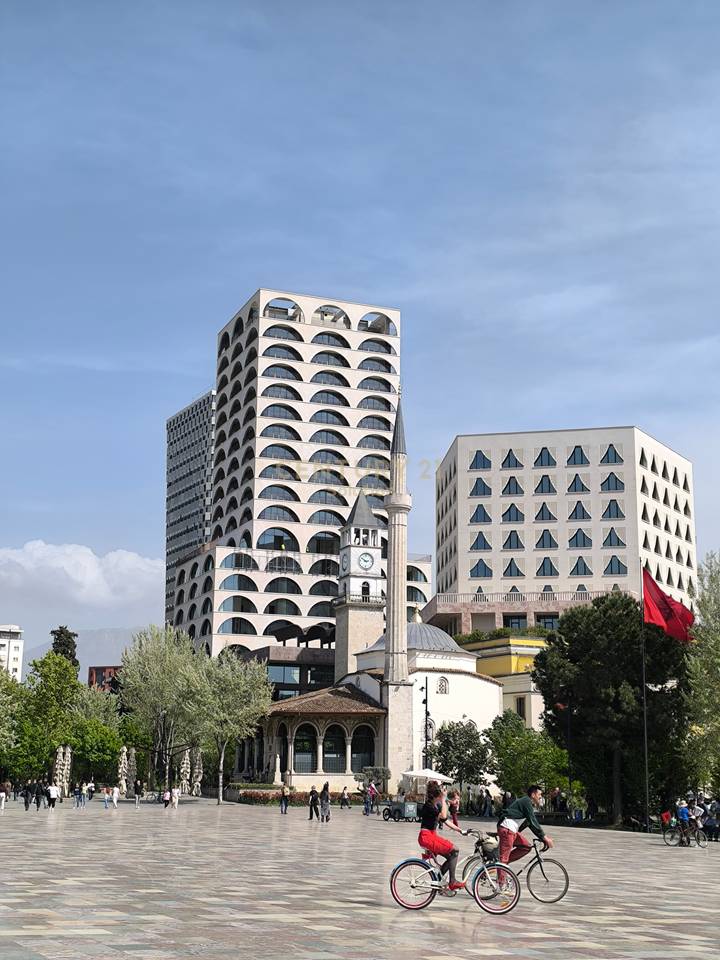 NJESI KOMERCIALE 133 M2 PER QIRA BOOK BUILDING!