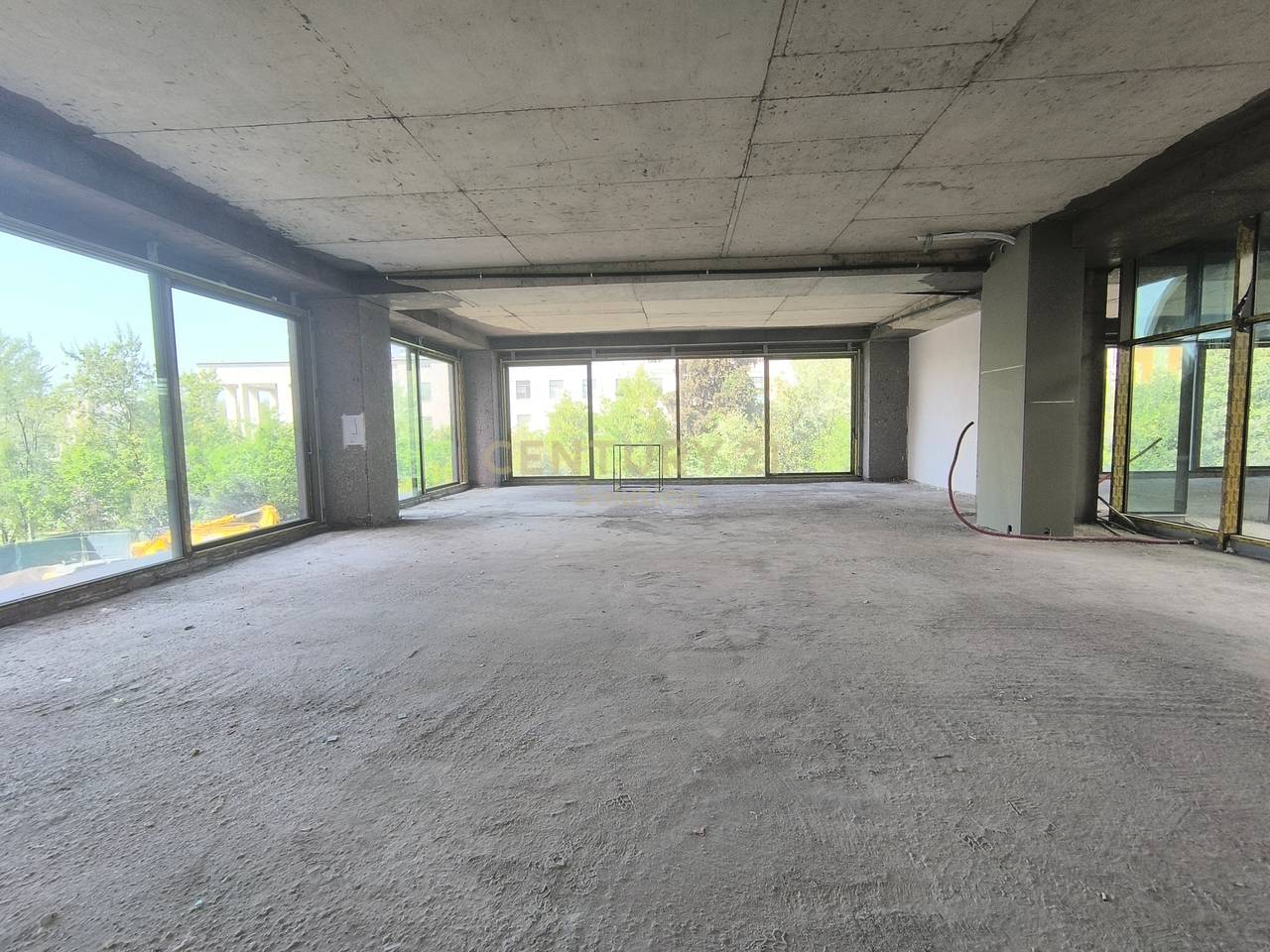 NJESI KOMERCIALE 147 M2 PER QIRA BOOK BUILDING!