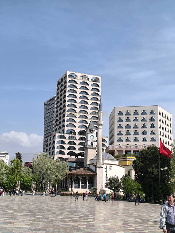 NJESI KOMERCIALE 147 M2 PER QIRA BOOK BUILDING!