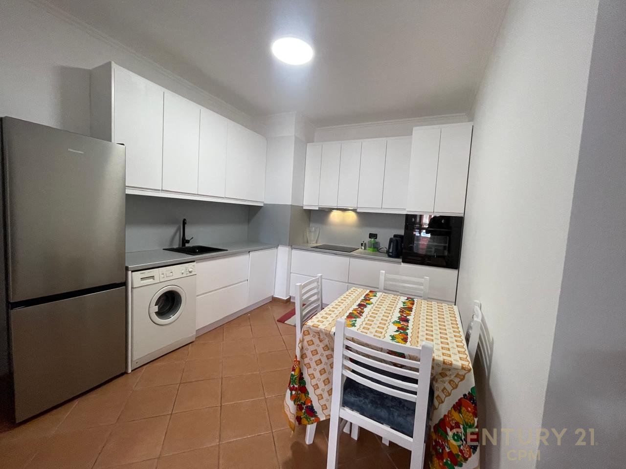 Apartament 2+1 Me Qira në Ish Blloku, Tiranë