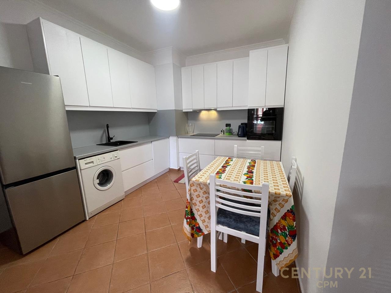 Apartament 2+1 Me Qira në Ish Blloku, Tiranë