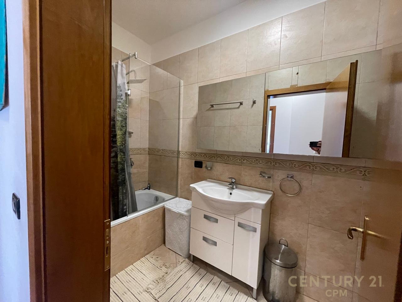 Apartament 2+1 Me Qira në Ish Blloku, Tiranë