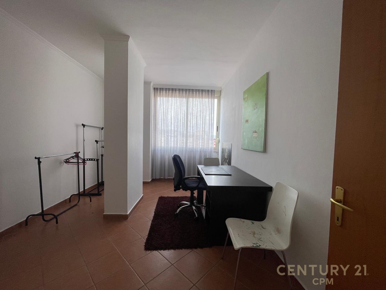 Apartament 2+1 Me Qira në Ish Blloku, Tiranë