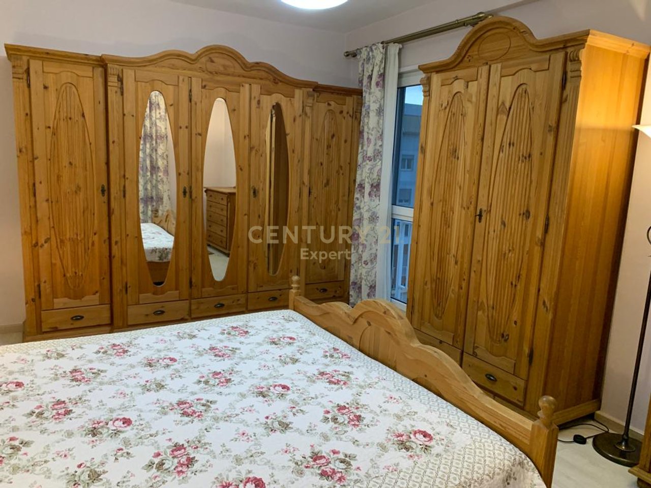 Jepet me qira apartament 3+1 në Rrugën Jordan Misja, Kompleksi Gener 2, Tiranë