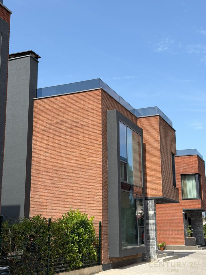 Vilë Individuale 3 kateshe për shitje në Farkë e Vogël, Tiranë - 600,000€