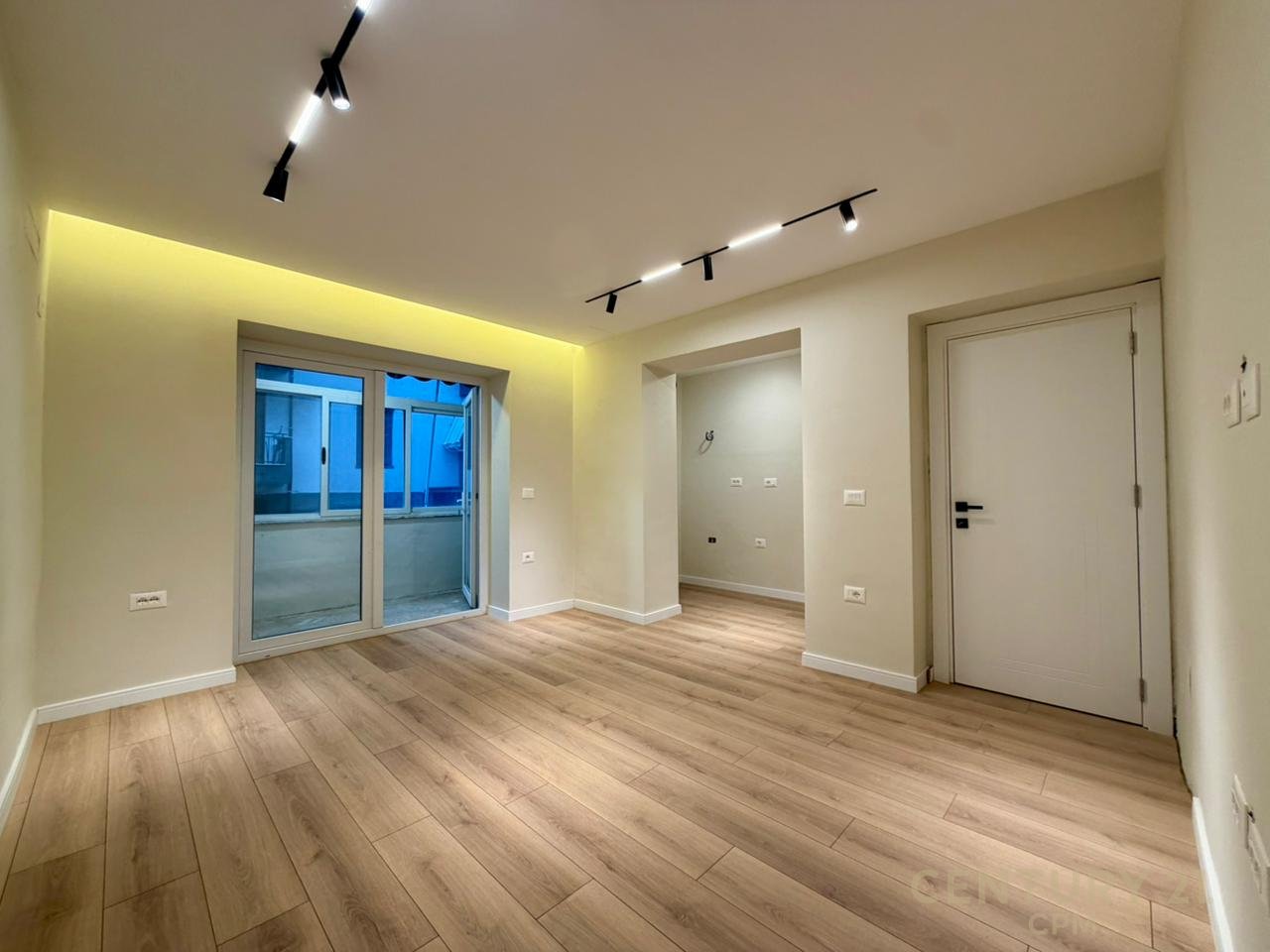 APARTAMENT 1+1 PER SHITJE PRANE PAZARIT TE RI!