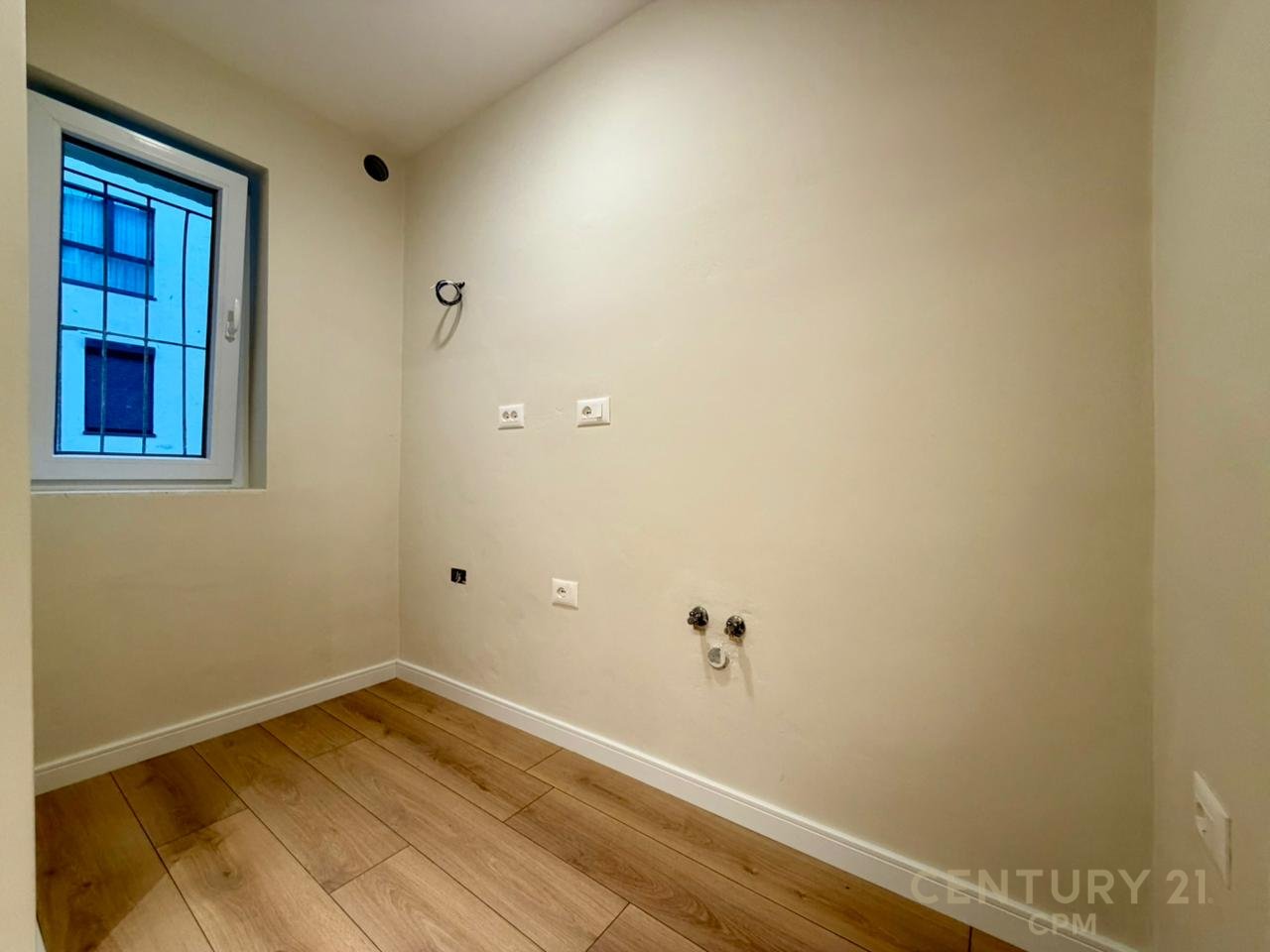 APARTAMENT 1+1 PER SHITJE PRANE PAZARIT TE RI!