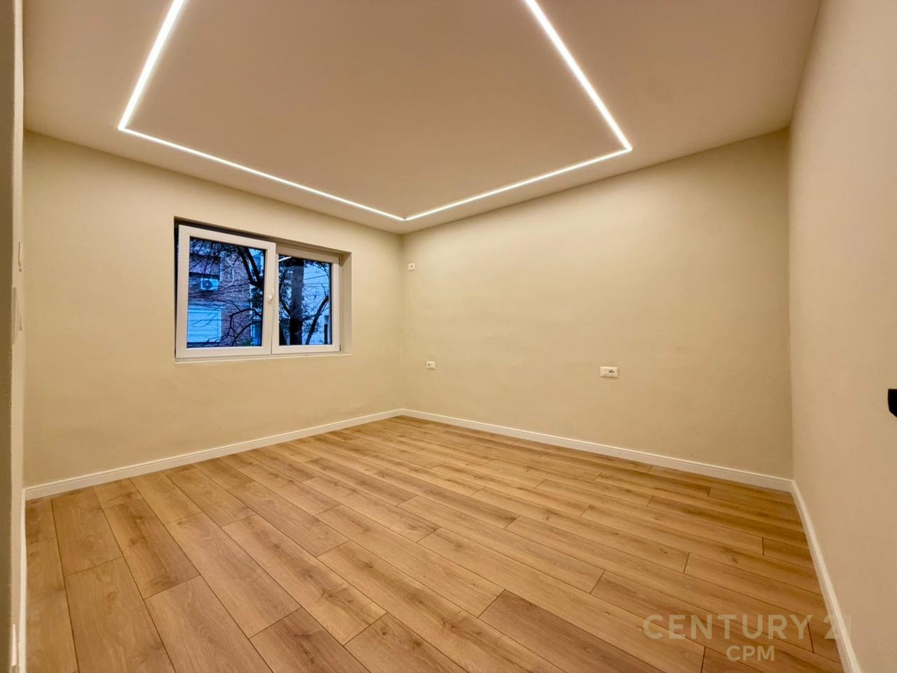 APARTAMENT 1+1 PER SHITJE PRANE PAZARIT TE RI!