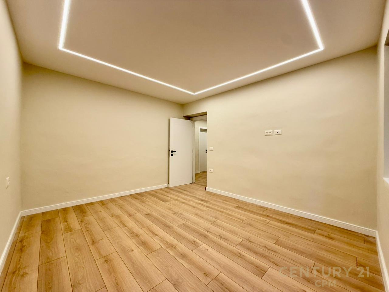 APARTAMENT 1+1 PER SHITJE PRANE PAZARIT TE RI!