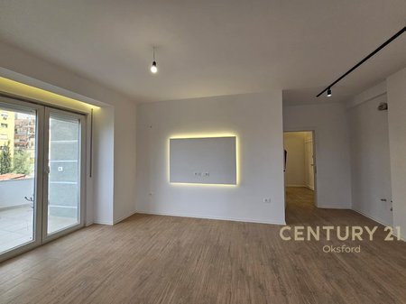 SHITET APARTAMENT 2+1+2 NE HYRJE TE FRESKUT