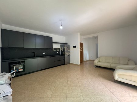 JAPIM ME QIRA 1+1 TE RRUGA E DURRSIT