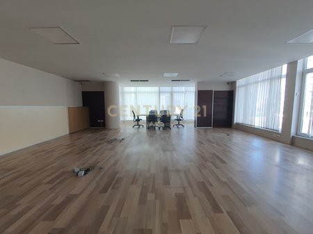 Jepet me qira ambient per zyra prane tek Liqenit te Tiranes!