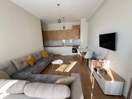 Apartament 1+1 me Qira pranë Shkollës së Kuqe!