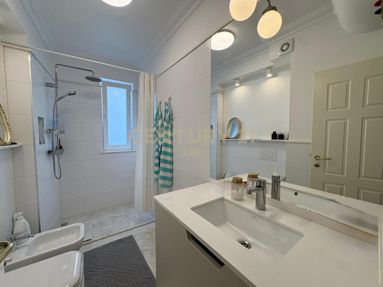 Jepet me qira apartament 2+1 në Bllok – Lokacion premium!