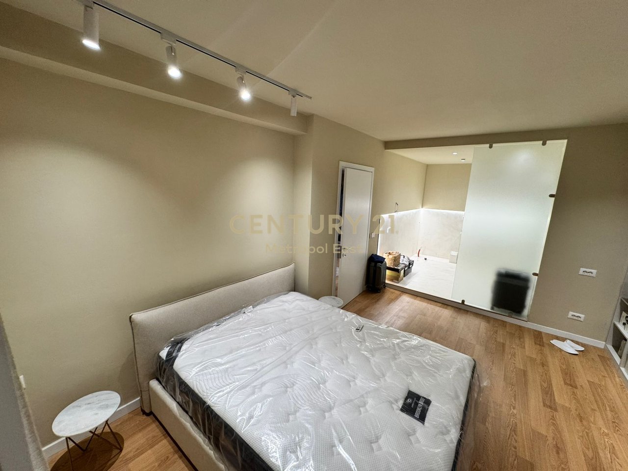 JEPET ME QIRA APARTAMENT 2+1+2+PARKIM ,NE RRUGEN E DURRESIT,PRANE GJIMNAZIT QEMAL STAFA
