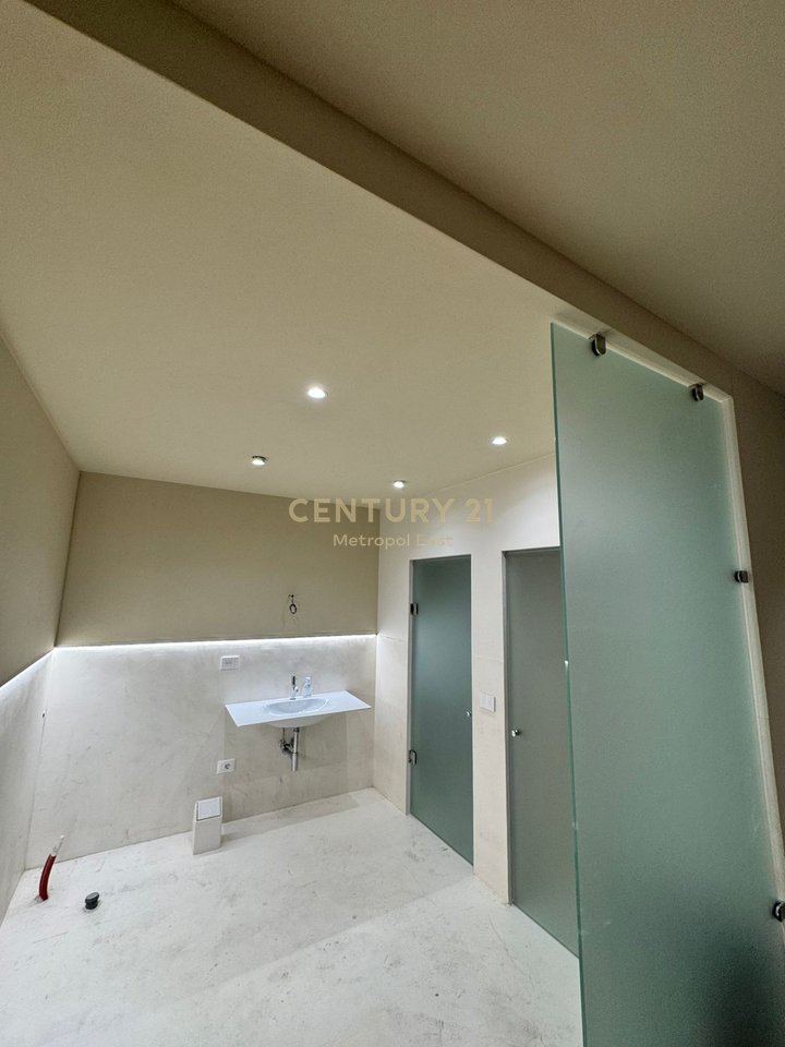 JEPET ME QIRA APARTAMENT 2+1+2+PARKIM ,NE RRUGEN E DURRESIT,PRANE GJIMNAZIT QEMAL STAFA