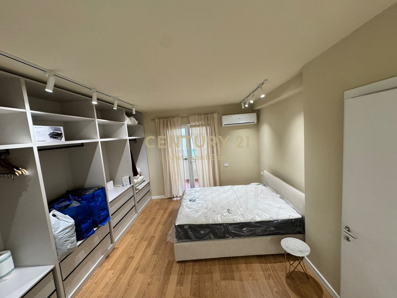 JEPET ME QIRA APARTAMENT 2+1+2+PARKIM ,NE RRUGEN E DURRESIT,PRANE GJIMNAZIT QEMAL STAFA