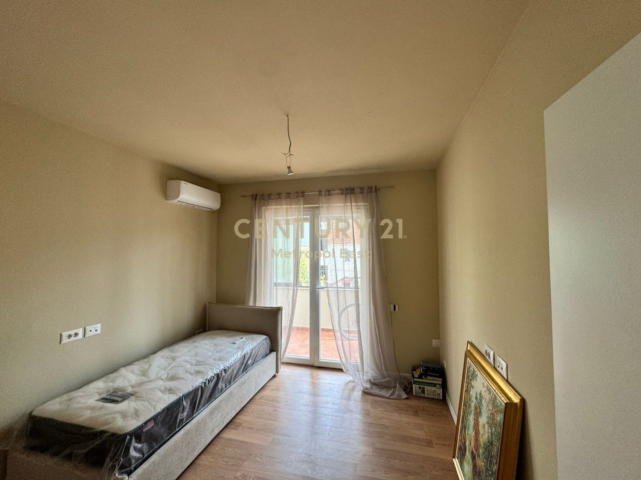 JEPET ME QIRA APARTAMENT 2+1+2+PARKIM ,NE RRUGEN E DURRESIT,PRANE GJIMNAZIT QEMAL STAFA