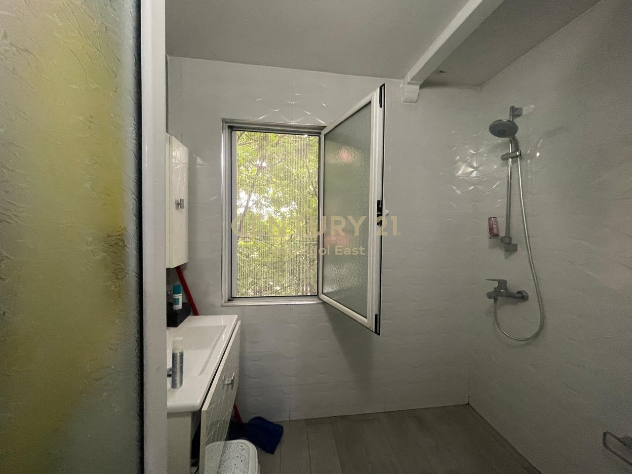 Apartament 1+1 me qira në zemër të Tiranës – Myslym Shyri