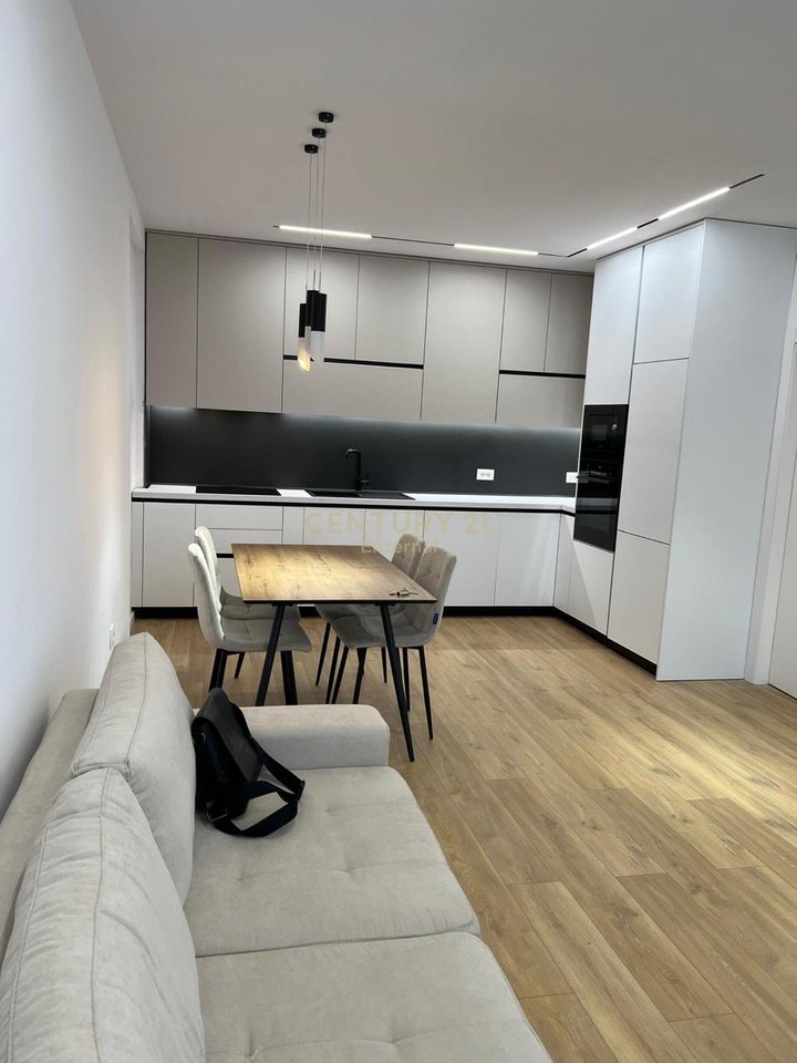 Appartamento 2+1+2 in affitto vicino alla Comune di Parigi