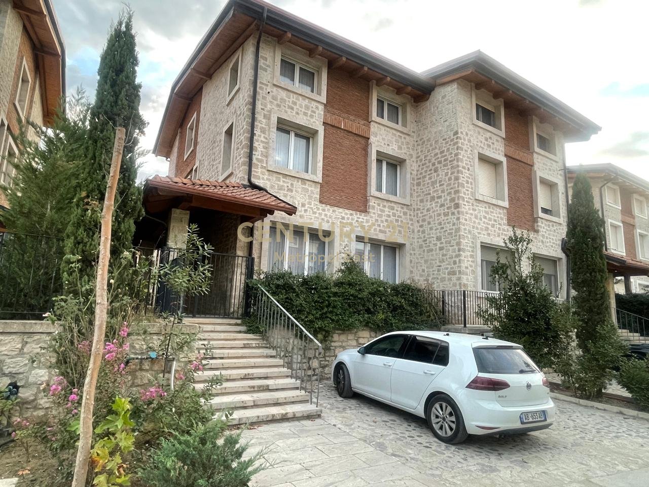 VILLA SU 3 PIANI IN VENDITA + TERRENO DI 400m2 NELLA RESIDENZA GIARDINO SEGRETO