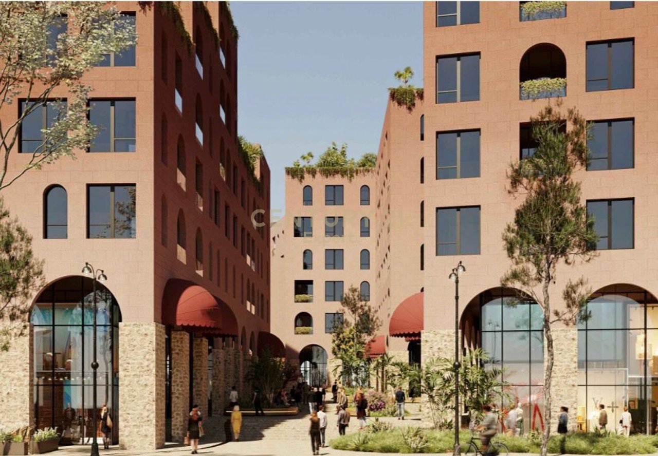 SHITET  GODINË HOTELI TEK PORTI SARANDË