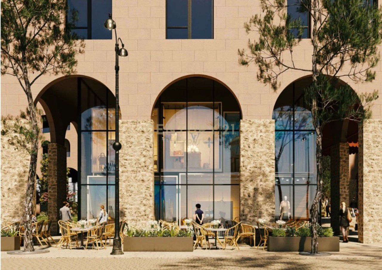 SHITET  GODINË HOTELI TEK PORTI SARANDË