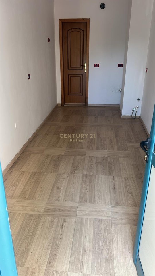 SI AFFITTA LOCALE COMMERCIALE - STRADA DI ELBASAN